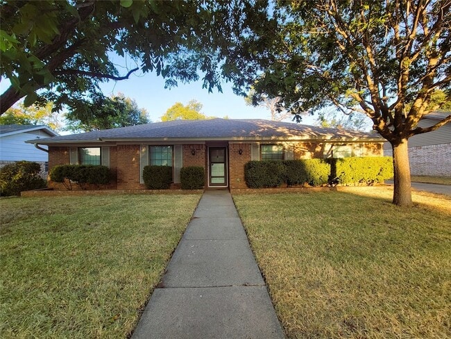 Building Photo - 7405 Pinehurst Dr W