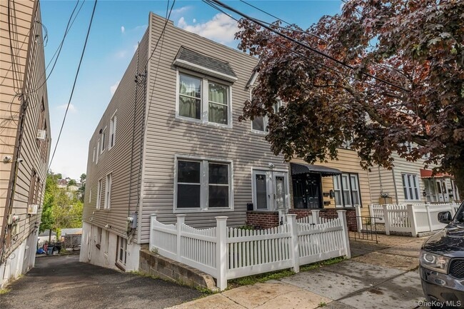 Building Photo - 151 Burhans Ave Unit 1
