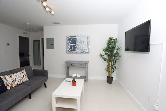 Building Photo - 1375 SW 6th St Unit ID1056516P