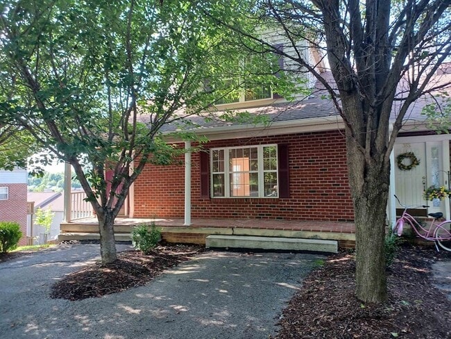 Photo - 365 Tall Oak Blvd NW