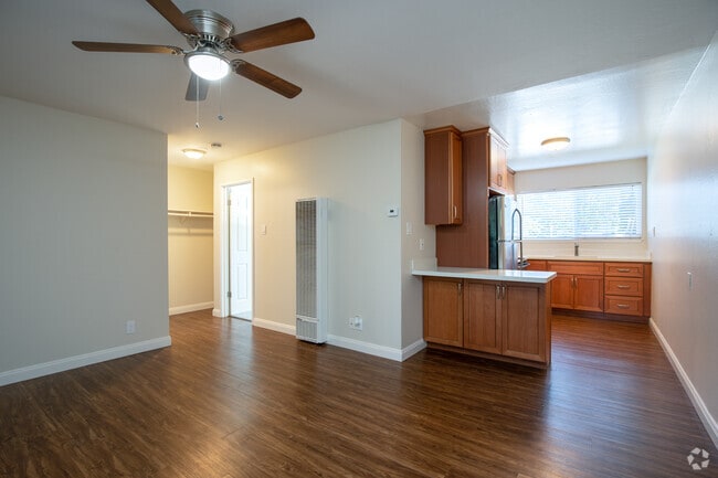 1BR, 1BA - 560SF - Parklane Apartments