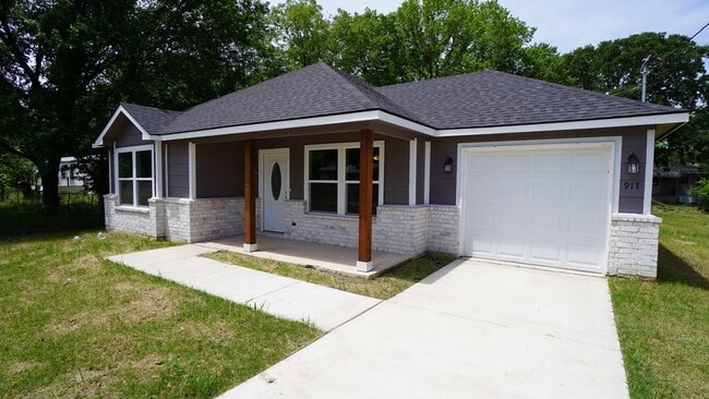 Photo - 917 Redoak Dr