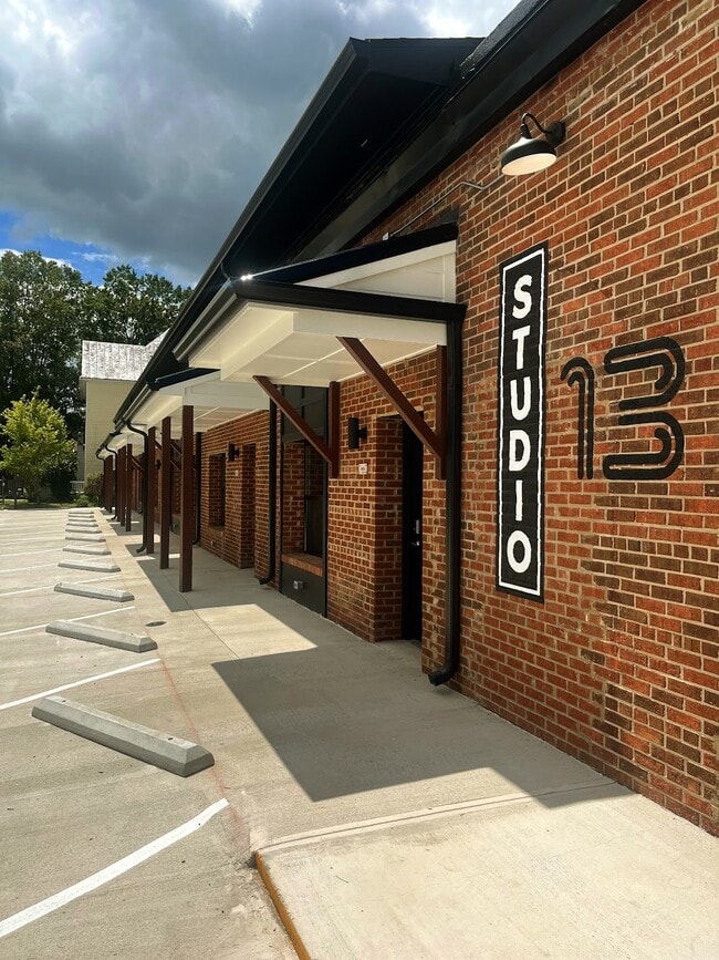 Building Photo - Studio 13