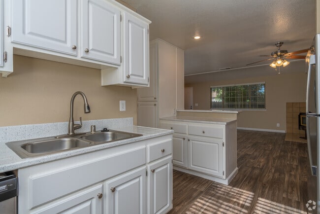 2BR, 2BA - 1190SF - Kitchen - Auburn Townhomes
