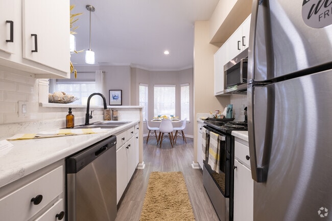 2BR, 2BA - 1,025SF - Kitchen - White Oak Apartments