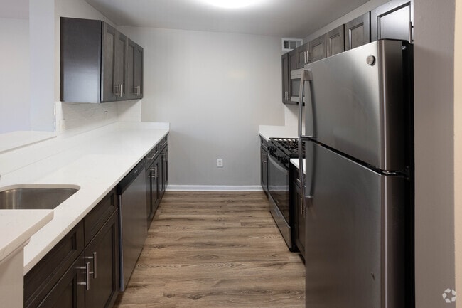 2 Bdr, 2 Bath 1010 sf Kitchen - Countryside Apartments