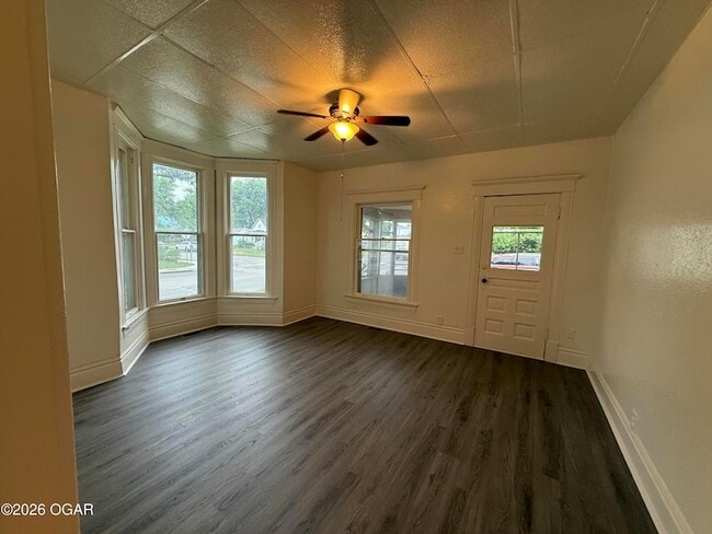Photo - 930 W 1st St