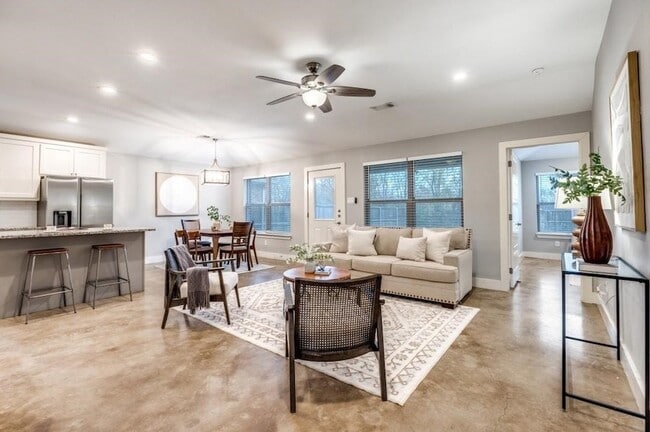 Photo - 2205 N Hickory St