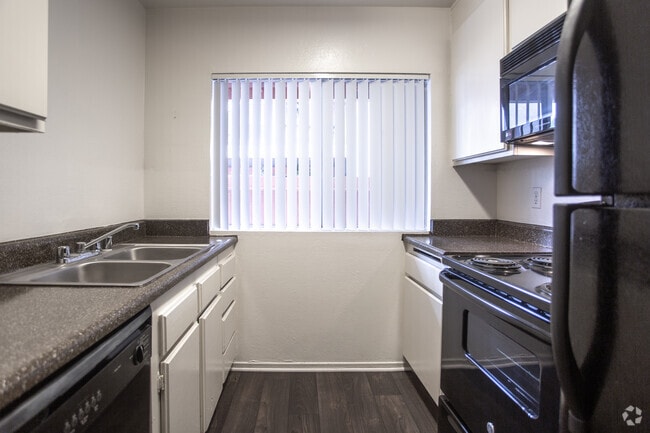 1BR, 1BA-725 SF - La Sérena