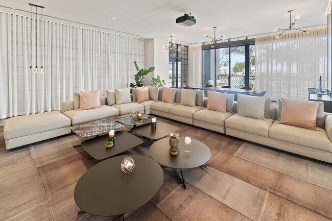 Building Photo - 121 NE 5th St Unit ID1028799P