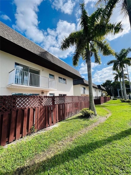 Building Photo - 8601 SW 94th St Unit 204W