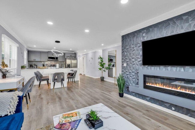 Building Photo - 1000 Parkwood Ave Unit ID1270764P