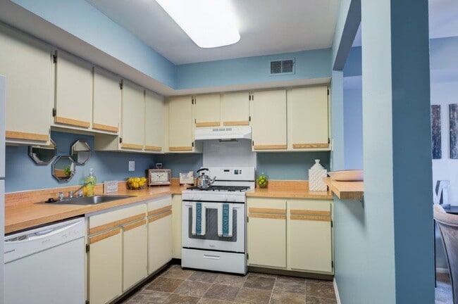 Photo - Montgomery Woods Townhomes