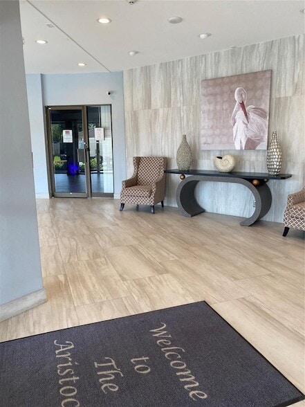 Building Photo - 1200 Hibiscus Ave Unit 303