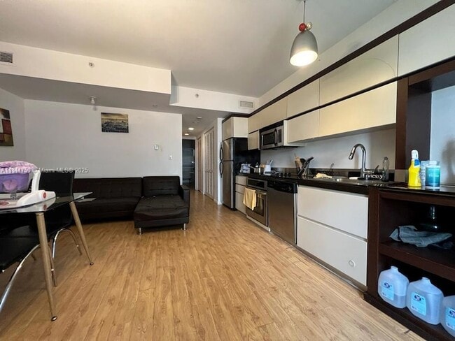 Building Photo - 435 21st St Unit 116