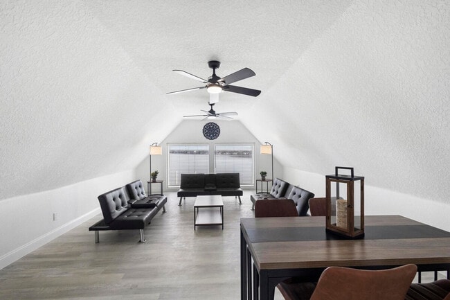 Building Photo - 1932 Lake St Unit ID1094234P