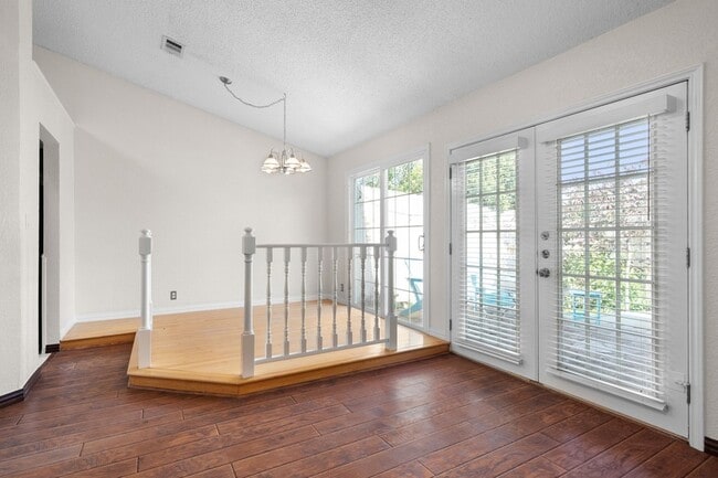 Photo - 1425 Thistlewood Ln