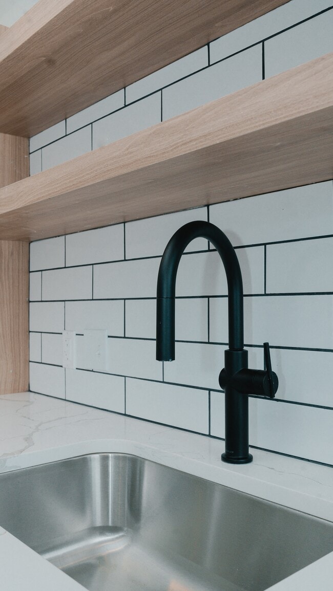 Photo - Howard Manor