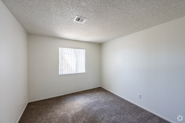 2BR, 1BA - 750SF - Primary Bedroom - Casa De Alicia Apartments