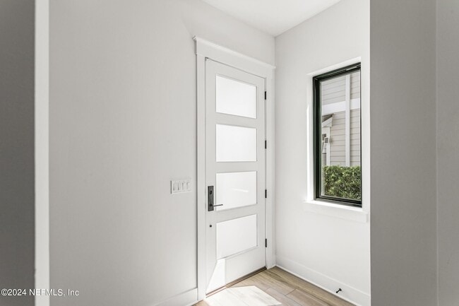 Photo - 207 Lora St