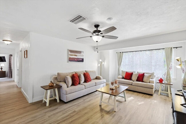 Building Photo - 711 Red Oak Ln Unit ID1019621P