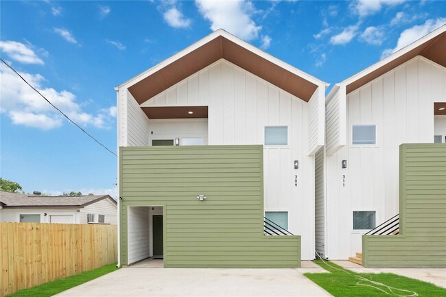 Photo - 309 Massachusetts St