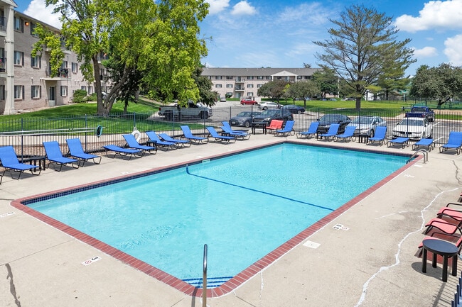 Swimming Pool - Cambridge Court Apartments