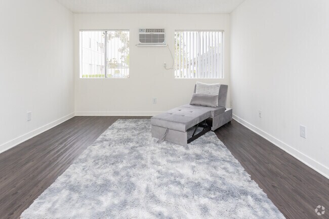 1BR, 1BA - 563SF - Living Room - Piccadilly Square