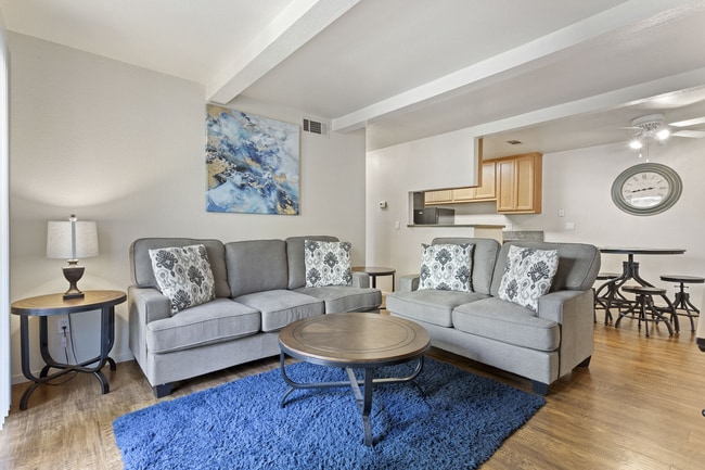 LO 121 LR 2.jpg - Valley Oak Apartments