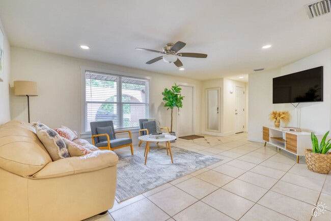 Building Photo - 2250 Proctor Rd Unit ID1346490P