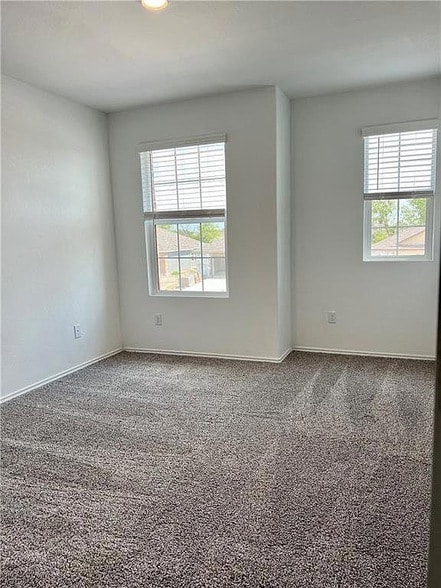 Photo - 290 Silver Glen Dr