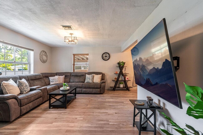 Photo - 1315 SW 30th St Unit SI FL1-ID1475656P