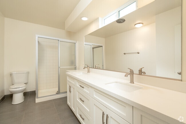 2BR, 2BA - 1,200SF - Primary Bathroom - 11924-11934 Riverside Dr