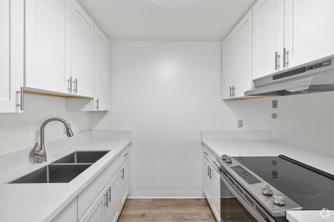 2BR, 2BA - 1,015SF - Kitchen - Anniversary Apartments