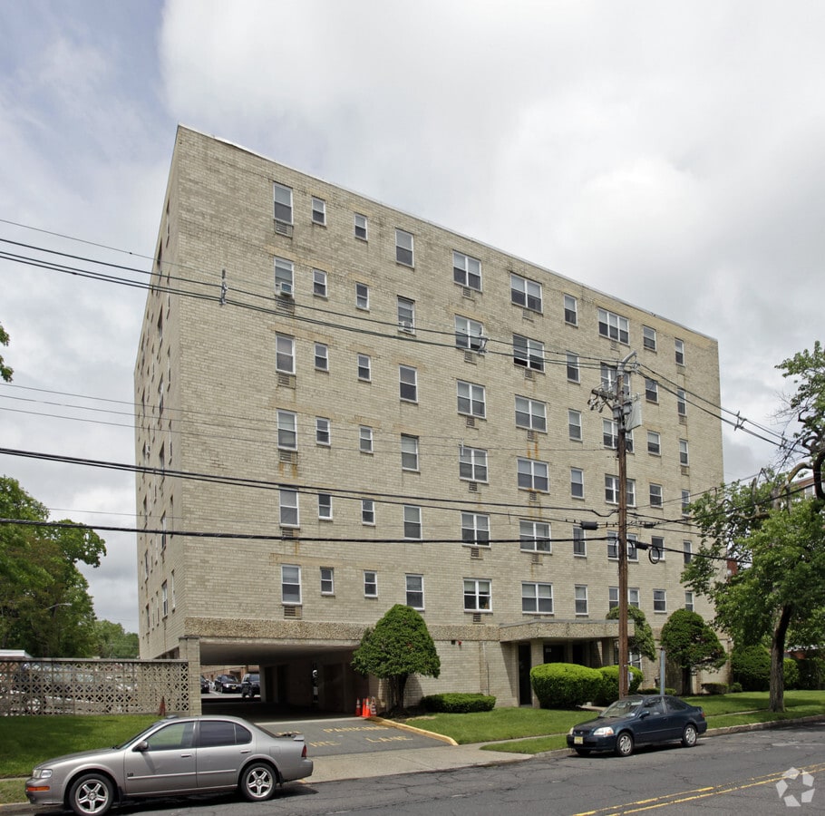 211 Johnson Ave Apartments - 211 Johnson Ave Apartments