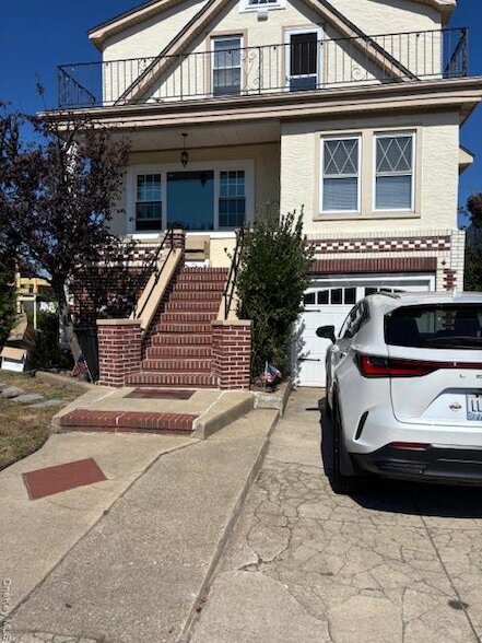 Building Photo - 367 E Chester St Unit Upper