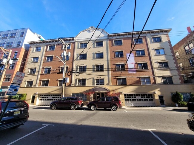 Building Photo - Solo at Hudson