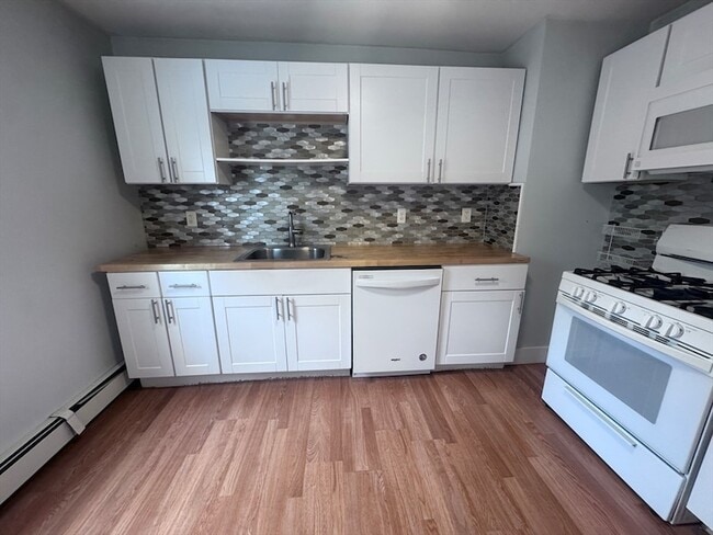 Building Photo - 116-118-118 Lawrence St Unit 1Rear