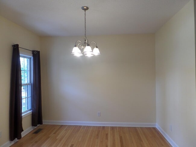 Photo - 10 Sawmill Rd W