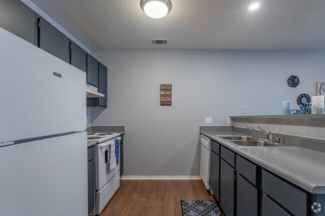 1BR, 1BA - 586 SF - Touchstone Village