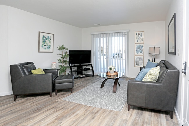 Living Room - Oak Hill Apartments