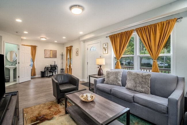 Building Photo - 327 W School St Unit ID1285045P