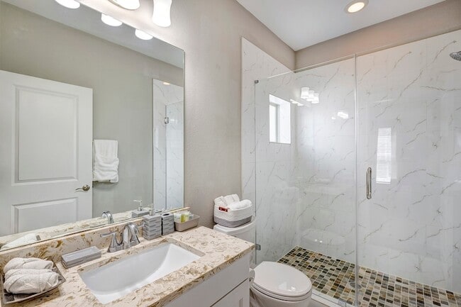 Photo - 917 W 17th St