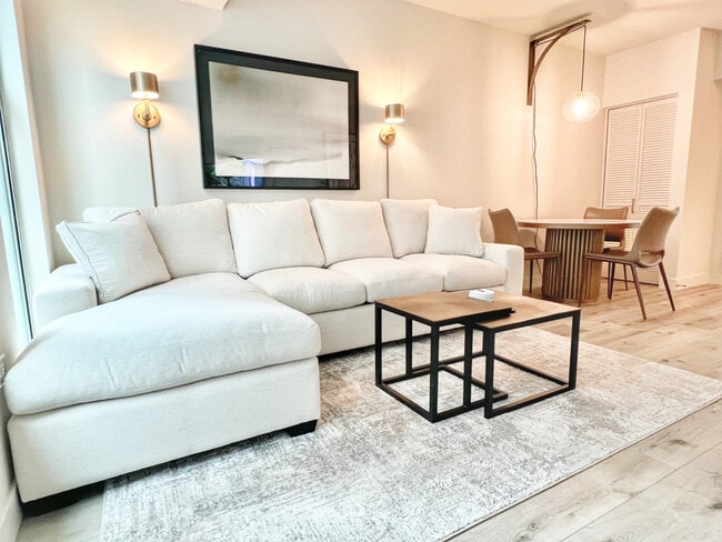 Building Photo - 425 W Beech St Unit ID1288264P