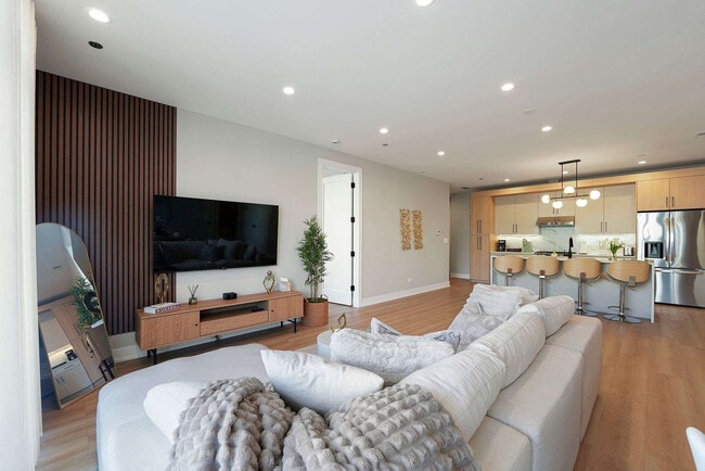 Building Photo - 2344 W Polk St Unit ID1256062P