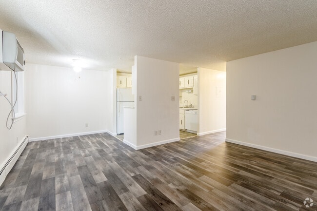 2BR, 1BA - 850 SF - Peaks on Drake