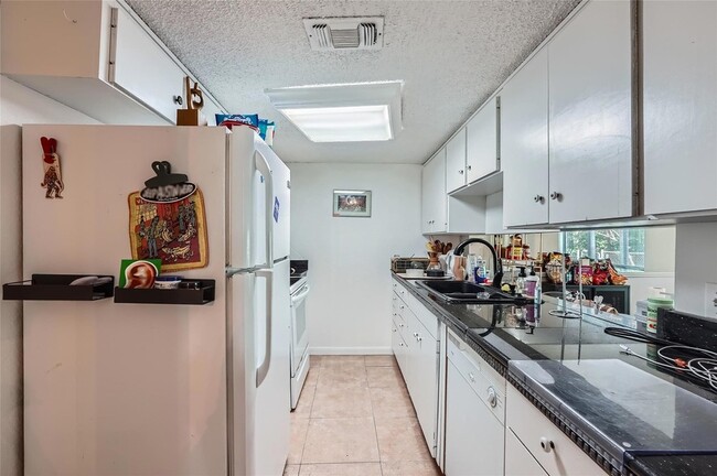 Photo - 6810 Thorncliffe Dr Unit B