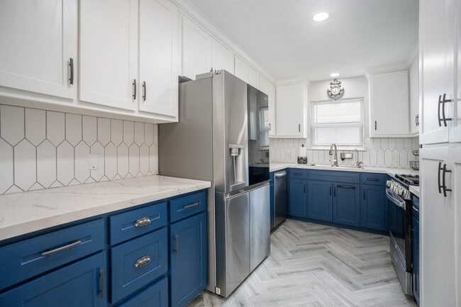 Photo - 5720 Fraser Ave