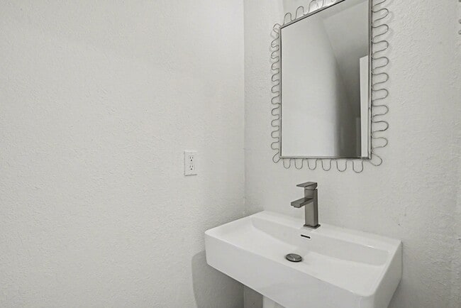 Photo - 2103 Mistletoe Ave