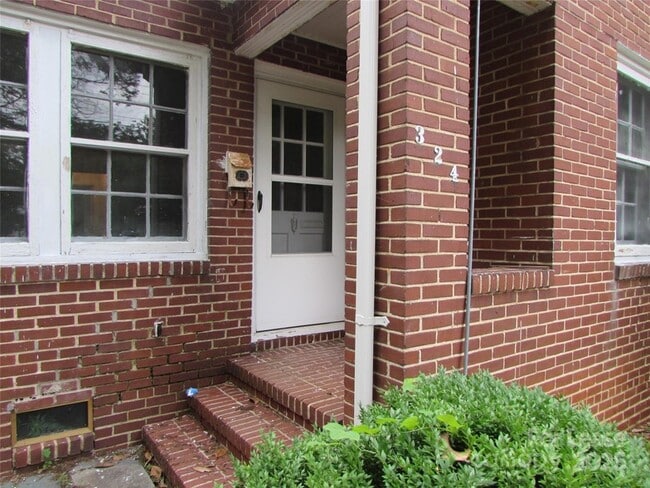 Photo - 324 W McCubbins St